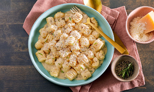 Bowl of creamy Cacio e Pepe pasta